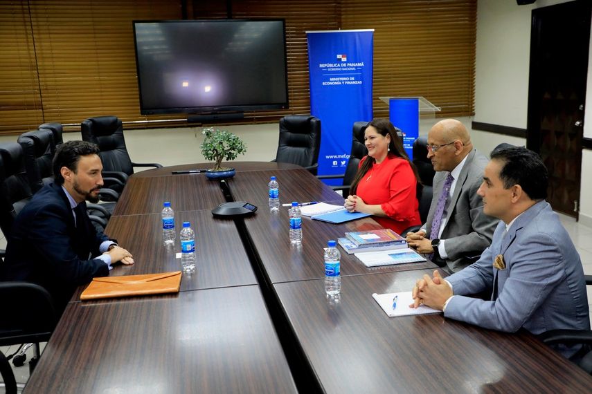 Encuentro entre el El nuevo embajador de España en Panamá