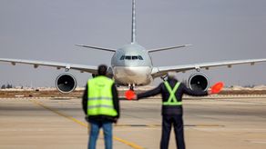 Pareja de australianos reclaman por viajar junto a un cadáver en un vuelo extenso