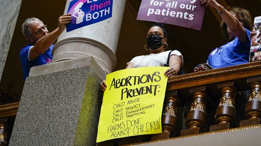 La ley de Wyoming prohíbe todos los abortos a excepción de casos de violación o incesto o para proteger la vida o la salud de la madre, siempre y cuando no se trate de la salud psicológica.
