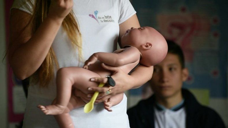 Con bebés robots buscan frenar los embarazos adolescentes en Colombia