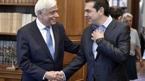 Tsipras promete ponerse corbata tras la decisión de alivio de la deuda griega