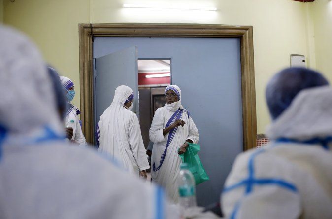 La pandemia continúa así de forma incontrolada en momentos en que se han administrado 793 millones de dosis de vacunas contra covid-19.