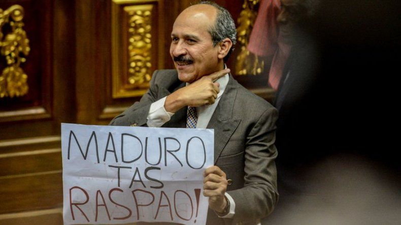Cámara venezolana pide elecciones tras declarar abandono del cargo de Maduro