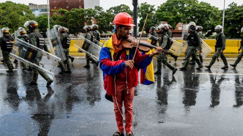 Violinista de manifestaciones contra Maduro tiene prohibido protestar