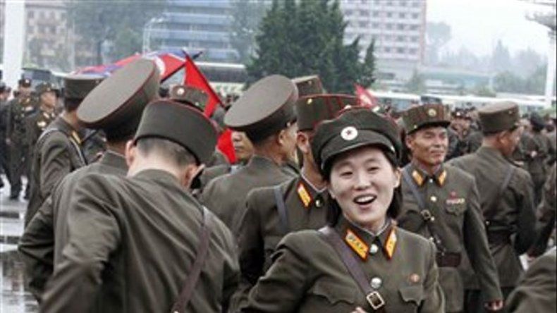 Soldados norcoreanos celebran bailando por nuevo título a Kim