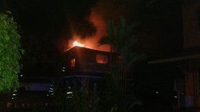 Bomberos sofocan incendio en residencia de Colón