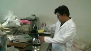 Científico logra reciclar papel laminado con enzimas naturales