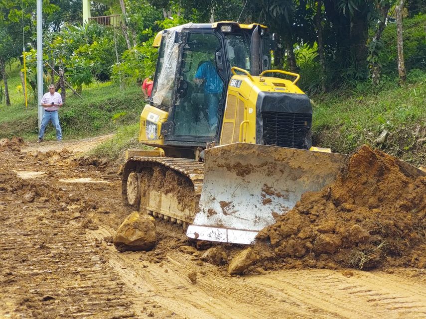 MIDA y autoridades locales trabajan en la rehabilitación de caminos de producción en Santa Fe