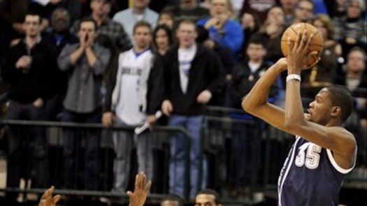 Durant anota 52 puntos y el Thunder supera a Mavs
