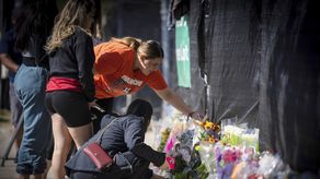 Durante el fin de semana se colocaron flores, velas, notas de condolencia y camisetas afuera del NRG Park.