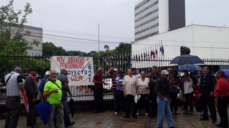 Jubilados exigen acelerar discusión de proyecto que busca aumentar las pensiones