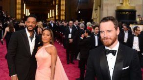 Estrellas brillan bajo un cielo gris en la alfombra roja de los Óscar 2014