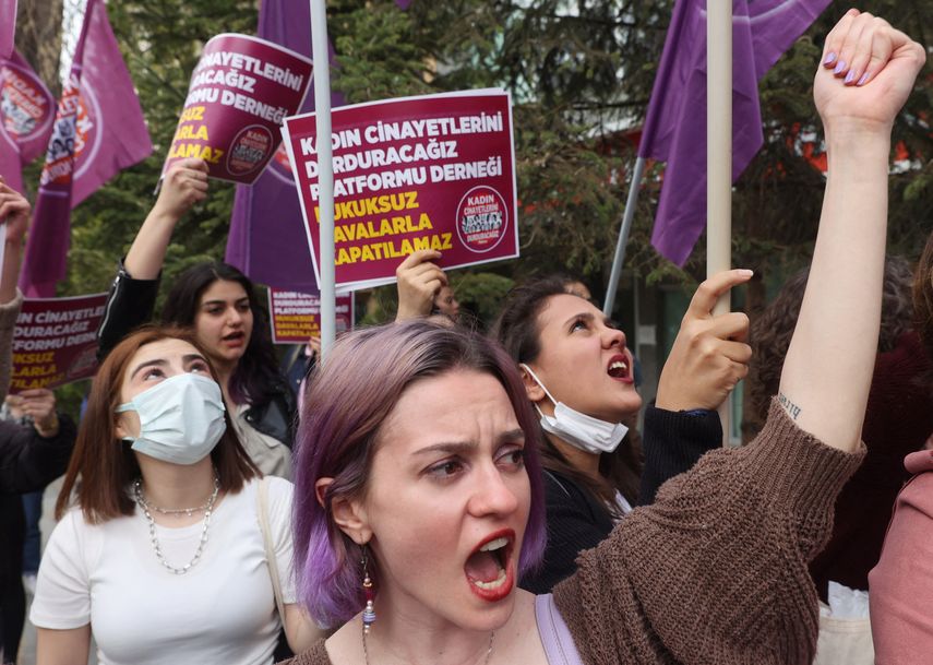 813&nbsp;/&nbsp;5.000Resultados de traducciónLas mujeres sostienen pancartas y gritan eslóganes mientras protestan contra el caso de cierre presentado contra la Asociación de la Plataforma para Detener el Feminicidio en Ankara el 16 de abril de 2022.