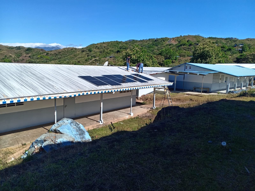 El MEDUCA instala paneles solares en escuela de la comarca Ngäbe Buglé.