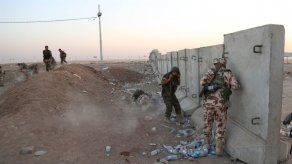 EEUU asiste a iraquíes desplazados; sigue ataque