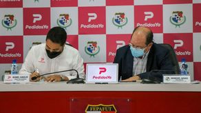 Firma del contrato de patrocinio por un año entre FEPAFUT yPedidosYa.