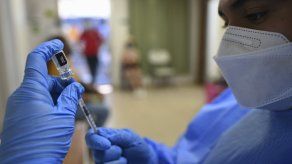 Esta iniciativa de vacunar contra COVID-19 a mayores de 40 años surge tras el auemento de decesos y contagios en personas de esta edad.