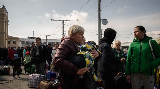 Indicó que algunos fueron obligados a subir a autobuses que los llevaron hacia Dokuchaievsk, una localidad ocupada por Rusia, 80 km al norte de Mariúpol.
