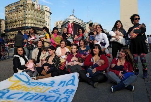 Teteada en plaza de Buenos Aires para promover la lactancia materna