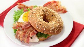 Degusta de un bagel de huevo con tocino