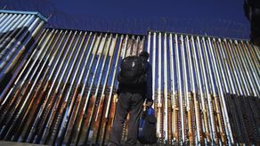 Los inmigrantes recién llegados no pueden votar en las elecciones federales porque no son ciudadanos, y naturalizarse es un proceso arduo que puede durar una década o más, si es que tienen éxito.