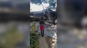 Fotografía cedida por Jean David Geneste que muestra a una persona junto a escombros, tras un sismo de 7.2 grados en Los Cayos (Haití).