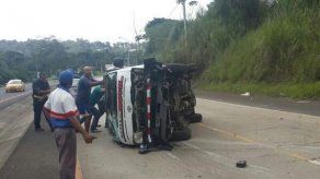 Busito choca con poste y se vuelca en Arraiján