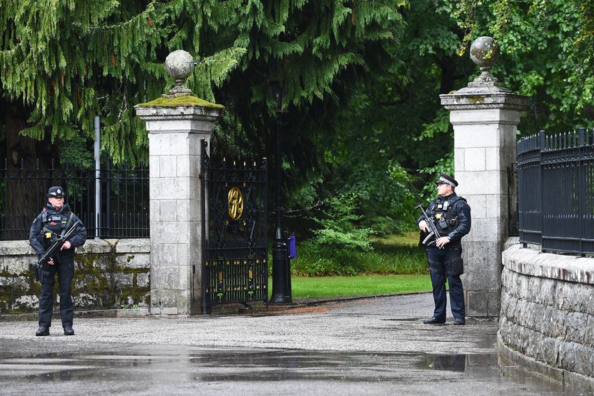 Policías armados montan guardia frente a las puertas de Balmoral Estate en Ballater