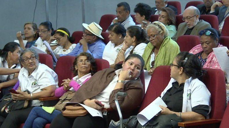 Comisión aprueba en 1er debate aumento a pensión vitalicia a afectados por dietilenglicol