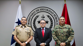 El comisionado Larry Solís (a la derecha) asume el cargo de director general del SENAFRONT. El comisionado Larry Solís (a la derecha) asume el cargo de director general del SENAFRONT.