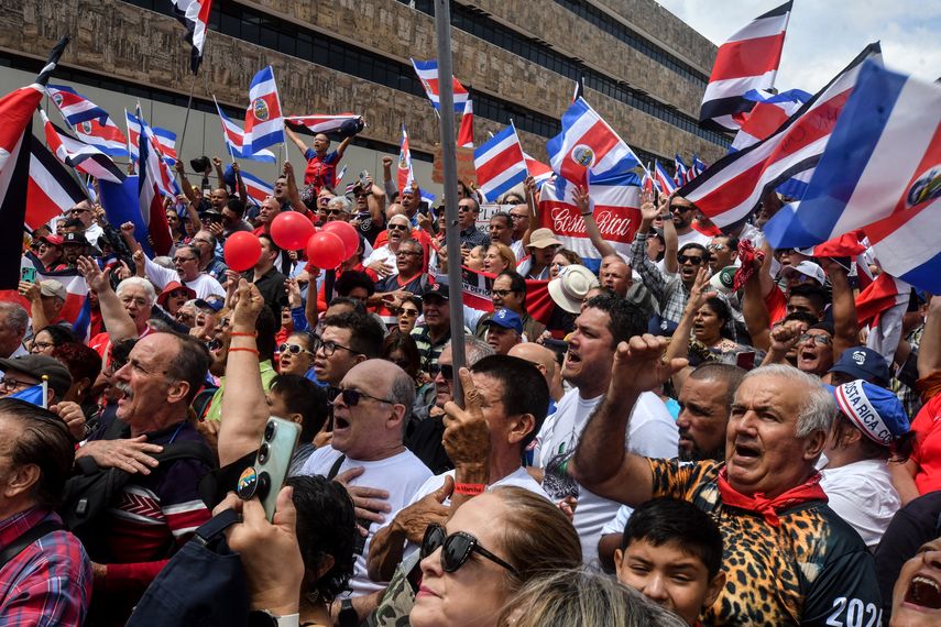 La oposición acusa a Chaves de desviar la atención de los problemas que el gobierno es incapaz de resolver. La oposición acusa a Chaves de desviar la atención de los problemas que el gobierno es incapaz de resolver.