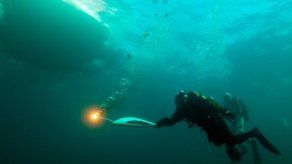 La llama olímpica de Sochi se sumerge en el lago Baikal