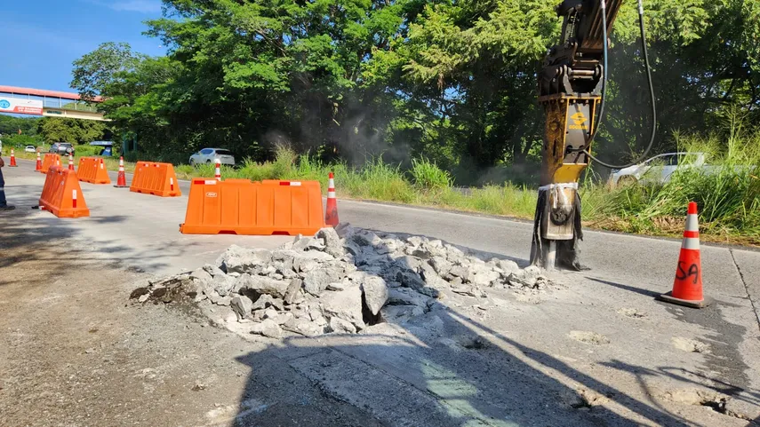 En los trabajos del MOP, también se incluye la limpieza y conformación de zanjas y cauces de tuberías, la reconstrucción de cunetas pavimentadas en "V", el revestimiento de taludes (espejos) de la cuneta central con hormigón reforzado, y la reparación o reposición de barandales de hormigón y material selecto. En los trabajos del MOP, también se incluye la limpieza y conformación de zanjas y cauces de tuberías, la reconstrucción de cunetas pavimentadas en "V", el revestimiento de taludes (espejos) de la cuneta central con hormigón reforzado, y la reparación o reposición de barandales de hormigón y material selecto.