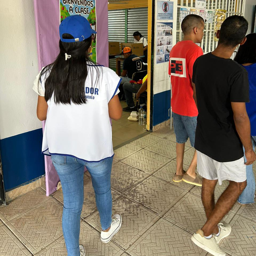 Defensoría detalla que 221 mesas de votación se instalaron después de las 7:00 a.m. del domingo 5 de mayo.