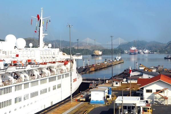 Barco impulsado por gas licuado cruza por primera vez el Canal de Panamá