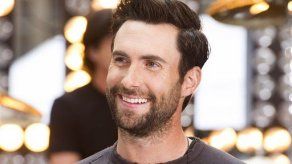 Adam Levine se compromete con una modelo