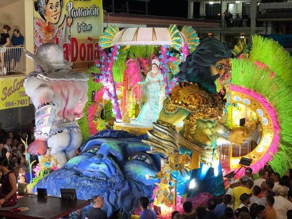 Paseo nocturno del domingo de Carnaval en Las Tablas