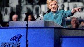 Familiares de víctimas de ataque a consulado en Bengasi demandan a Clinton