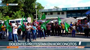 Docentes y la comunidad educativa de Horconcitos cierran la carretera Panamericana