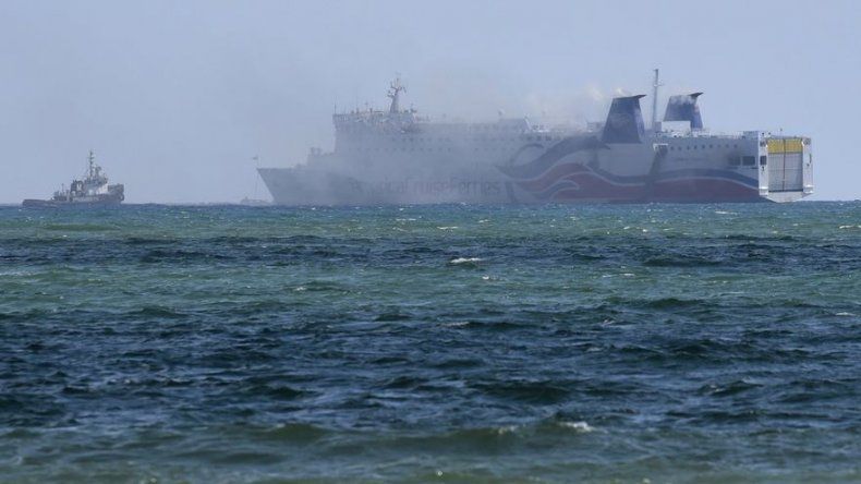 Remolcan transbordador incendiado a la bahía de San Juan