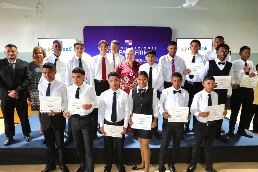 Jóvenes del CEFODEA del MIDES reciben títulos vocacionales.&nbsp;