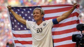 Wambach y Hamm respaldan a niña futbolista de pelo corto
