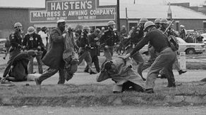 El 7 de marzo de 1965, la policía estatal golpeó y lanzó gases lacrimógenos a los manifestantes pacíficos, incluido el joven activista John Lewis, quien más tarde fue congresista de Georgia durante mucho tiempo.