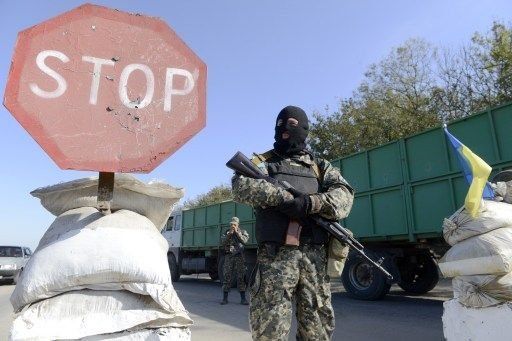 El ejército ucraniano y rebeldes luchan por el aeropuerto de Donetsk