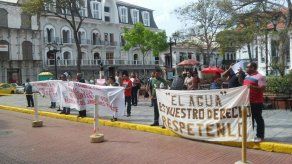 Residentes de Cabra protestan en la Presidencia