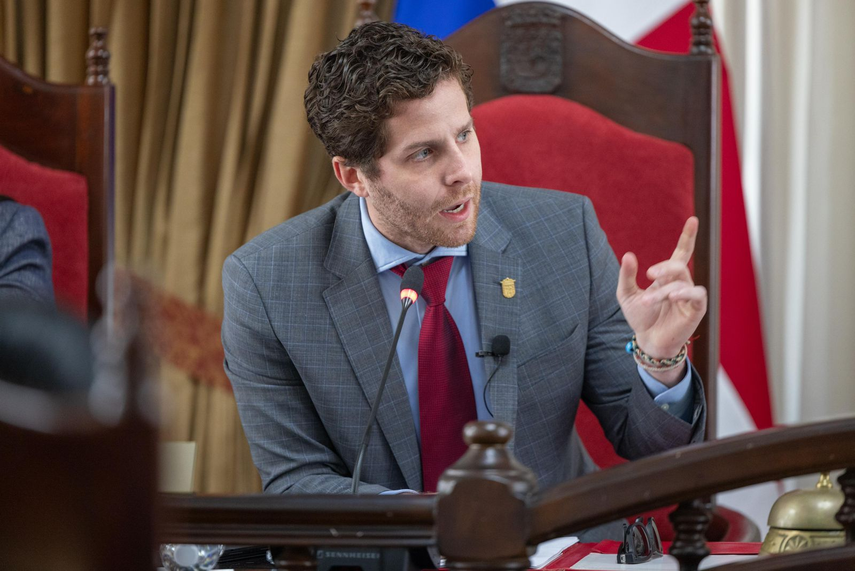 El Alcalde Mayer Mizrachi presenta su propuesta para la decoración navideña con un presupuesto reducido.