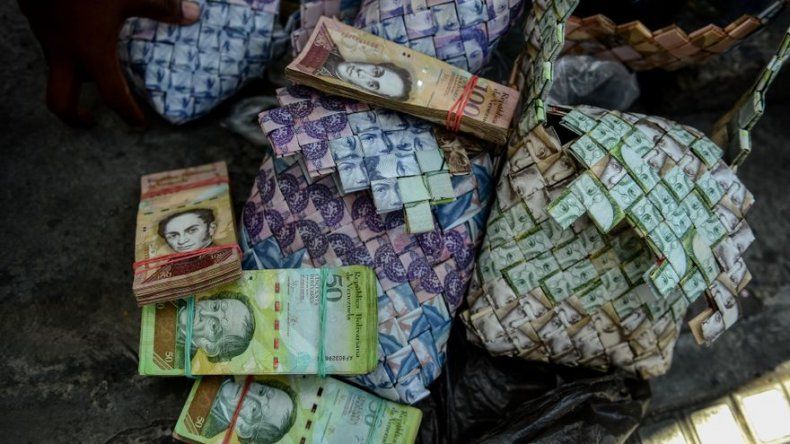 Devaluados billetes venezolanos se convierten en manualidades callejeras y money art