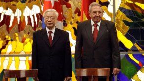 Raúl Castro acompaña a líder comunista vietnamita en viaje a Santiago de Cuba