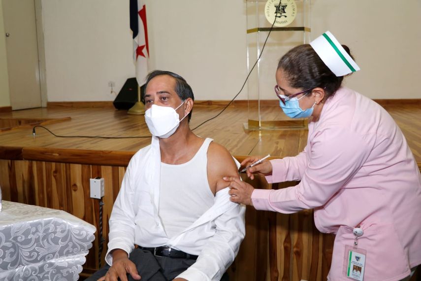 Para colocarse la vacuna contra la influenza las personas deben acudir con tarjeta de vacunación