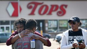 Los residentes se reunieron afuera de la tienda para la vigilia, mientras que la gobernadora de Nueva York.